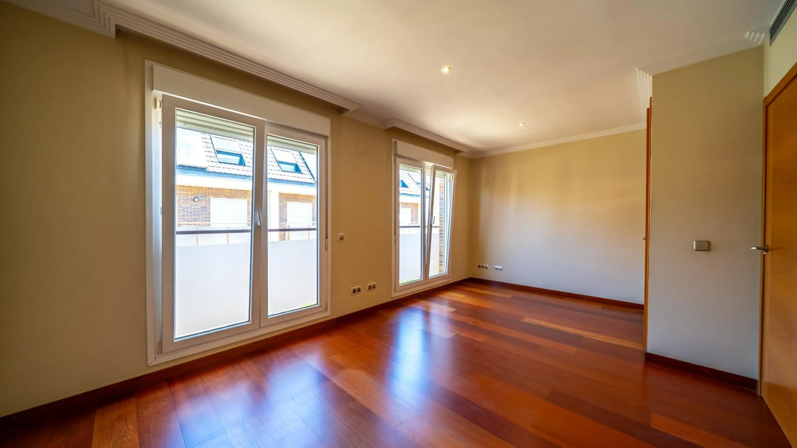 EXCLUSIVE TOWNHOUSE WITH PRIVATE ELEVATOR, GARDEN AND SWIMMING POOL IN POZUELO DE ALARCÓN