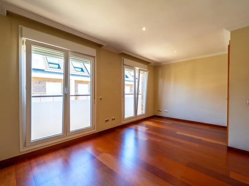 EXCLUSIVE TOWNHOUSE WITH PRIVATE ELEVATOR, GARDEN AND SWIMMING POOL IN POZUELO DE ALARCÓN