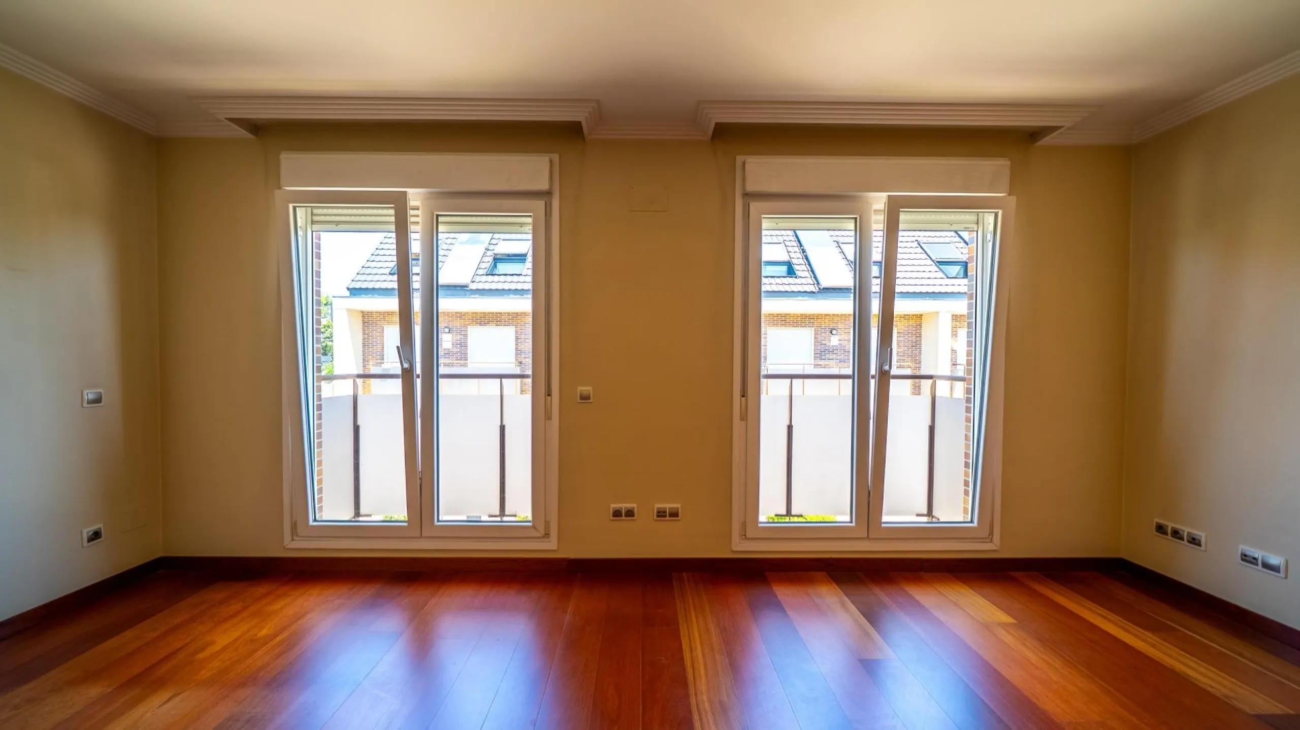EXCLUSIVE TOWNHOUSE WITH PRIVATE ELEVATOR, GARDEN AND SWIMMING POOL IN POZUELO DE ALARCÓN