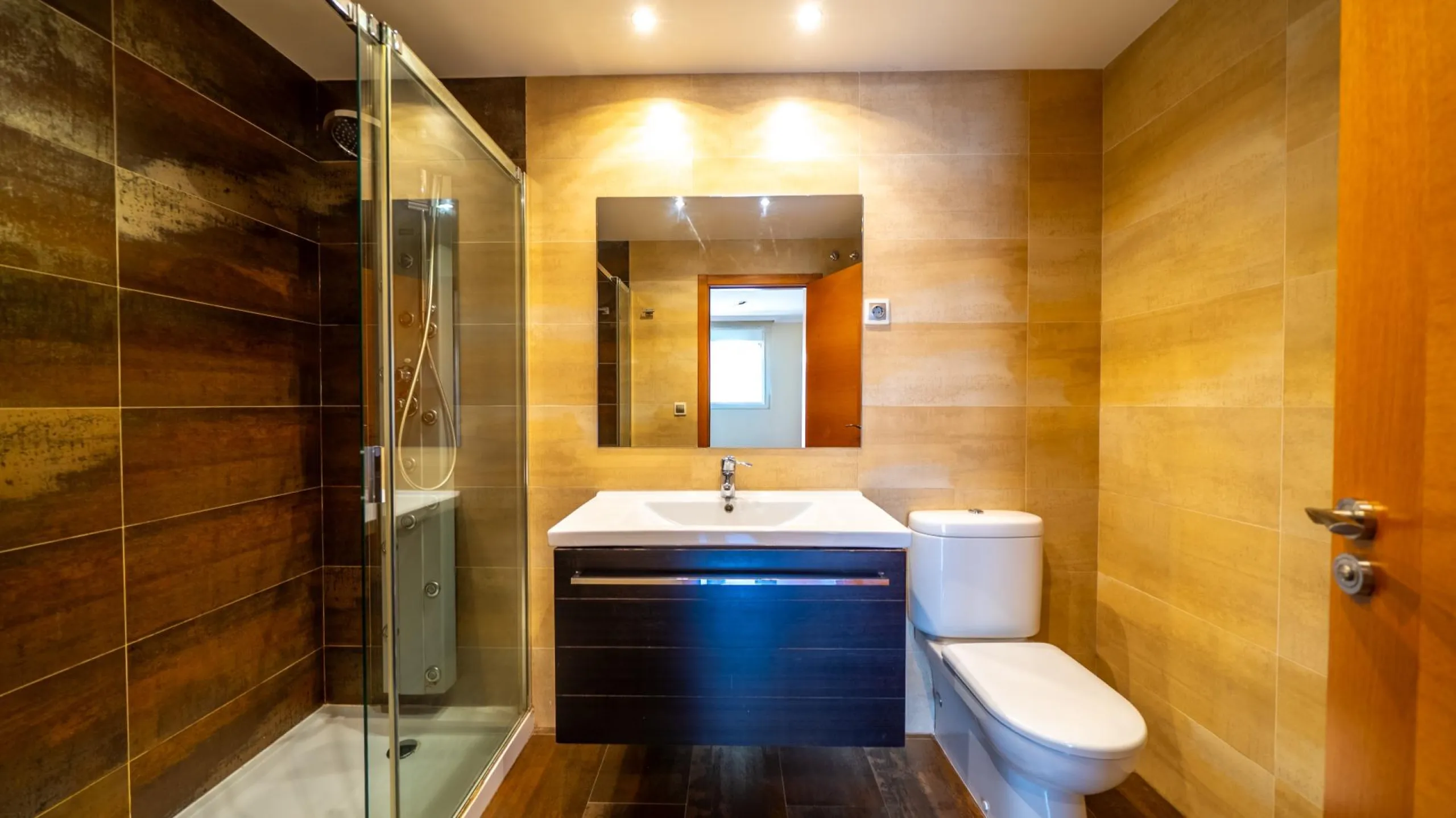 EXCLUSIVE TOWNHOUSE WITH PRIVATE ELEVATOR, GARDEN AND SWIMMING POOL IN POZUELO DE ALARCÓN