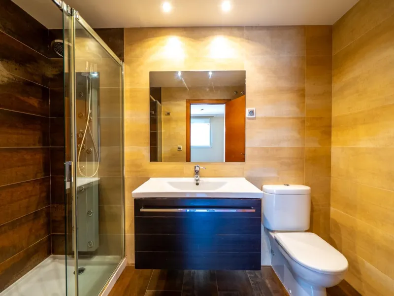 EXCLUSIVE TOWNHOUSE WITH PRIVATE ELEVATOR, GARDEN AND SWIMMING POOL IN POZUELO DE ALARCÓN