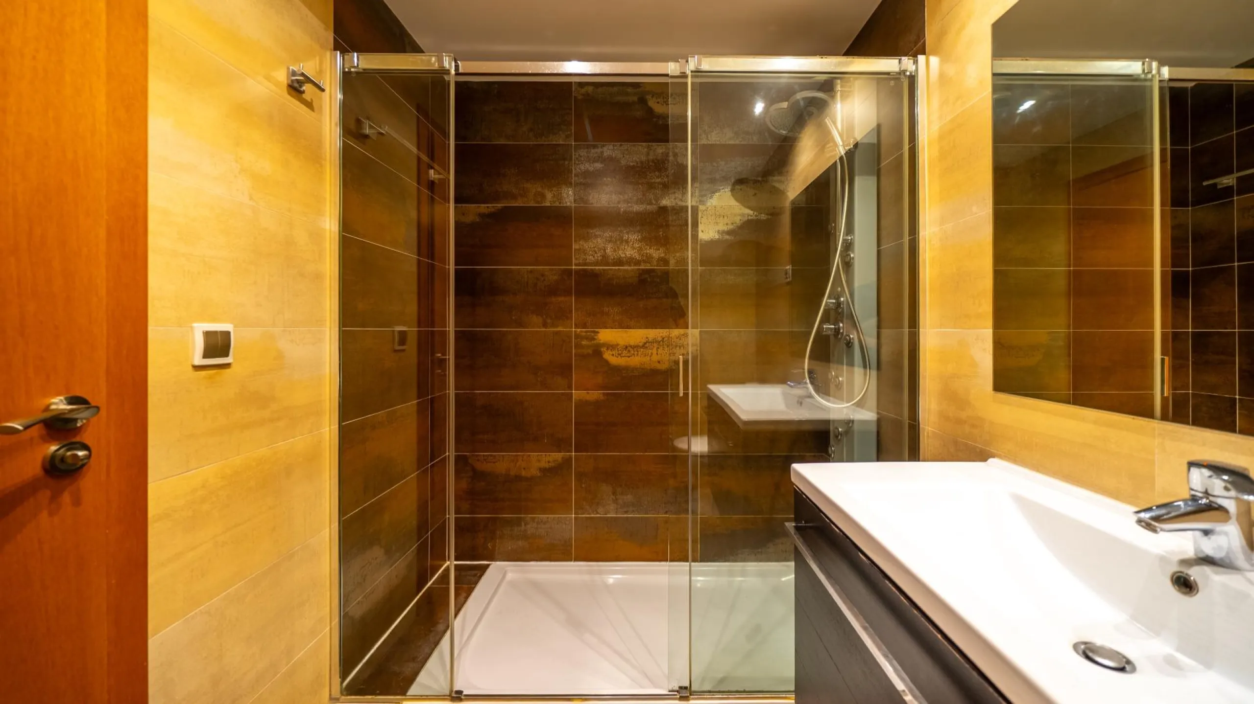 EXCLUSIVE TOWNHOUSE WITH PRIVATE ELEVATOR, GARDEN AND SWIMMING POOL IN POZUELO DE ALARCÓN