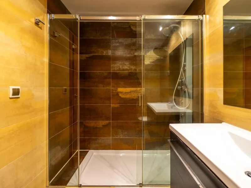 EXCLUSIVE TOWNHOUSE WITH PRIVATE ELEVATOR, GARDEN AND SWIMMING POOL IN POZUELO DE ALARCÓN