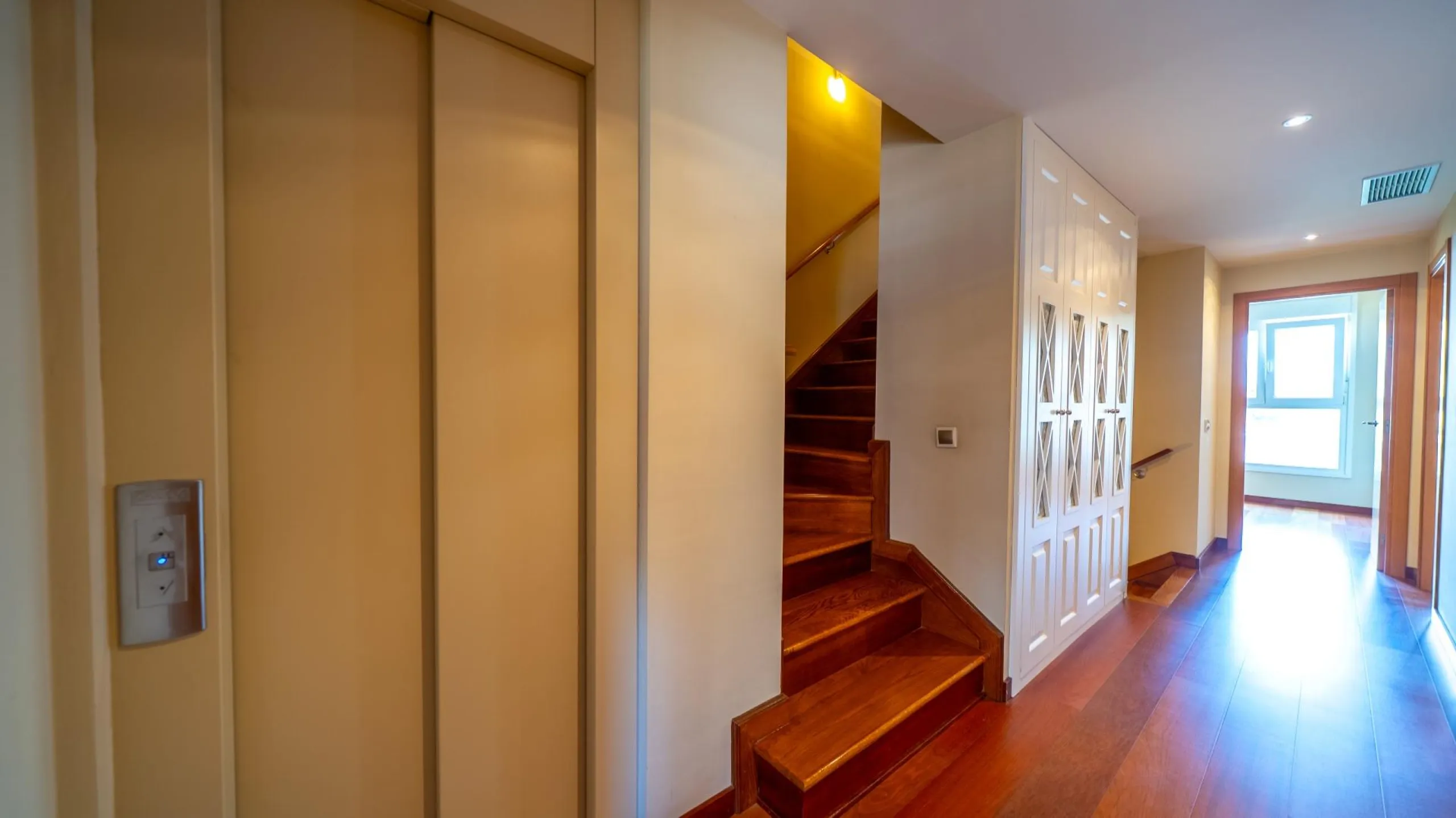 EXCLUSIVE TOWNHOUSE WITH PRIVATE ELEVATOR, GARDEN AND SWIMMING POOL IN POZUELO DE ALARCÓN