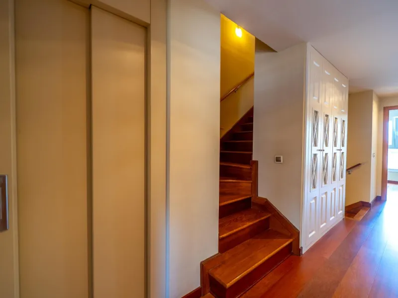 EXCLUSIVE TOWNHOUSE WITH PRIVATE ELEVATOR, GARDEN AND SWIMMING POOL IN POZUELO DE ALARCÓN