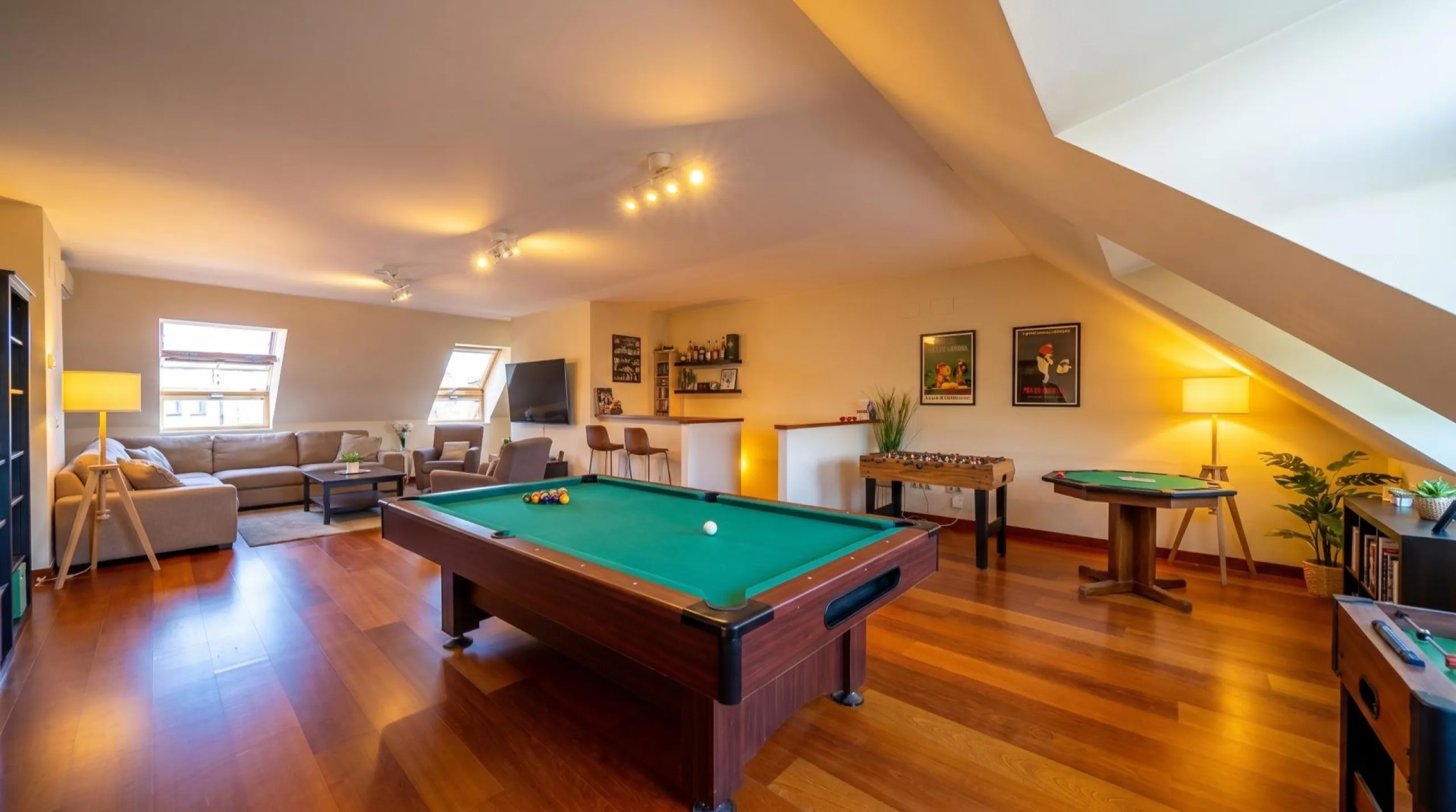 EXCLUSIVE TOWNHOUSE WITH PRIVATE ELEVATOR, GARDEN AND SWIMMING POOL IN POZUELO DE ALARCÓN