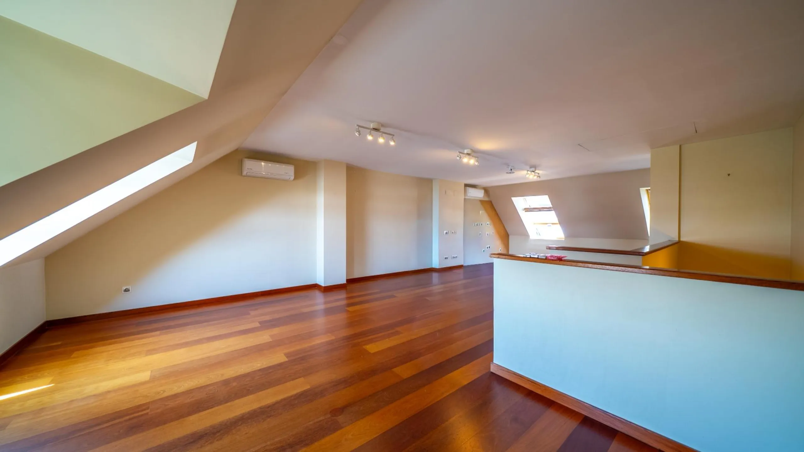 EXCLUSIVE TOWNHOUSE WITH PRIVATE ELEVATOR, GARDEN AND SWIMMING POOL IN POZUELO DE ALARCÓN