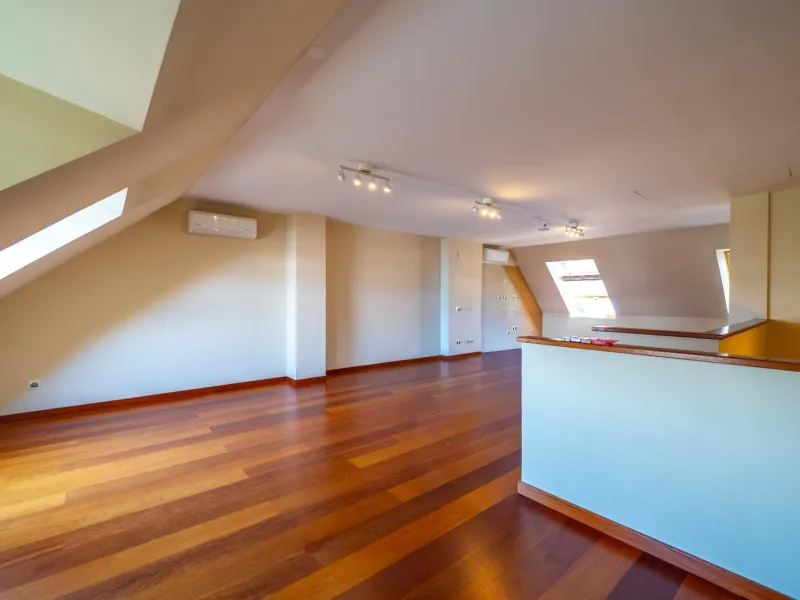 EXCLUSIVE TOWNHOUSE WITH PRIVATE ELEVATOR, GARDEN AND SWIMMING POOL IN POZUELO DE ALARCÓN