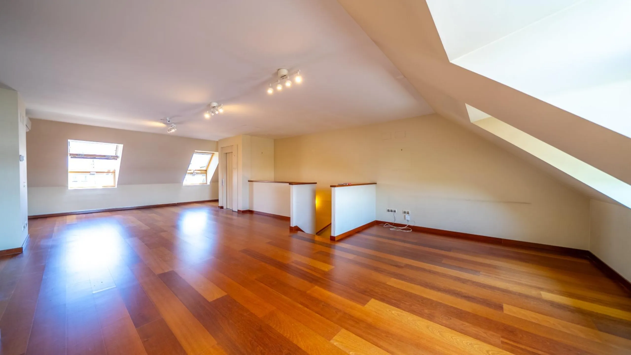 EXCLUSIVE TOWNHOUSE WITH PRIVATE ELEVATOR, GARDEN AND SWIMMING POOL IN POZUELO DE ALARCÓN