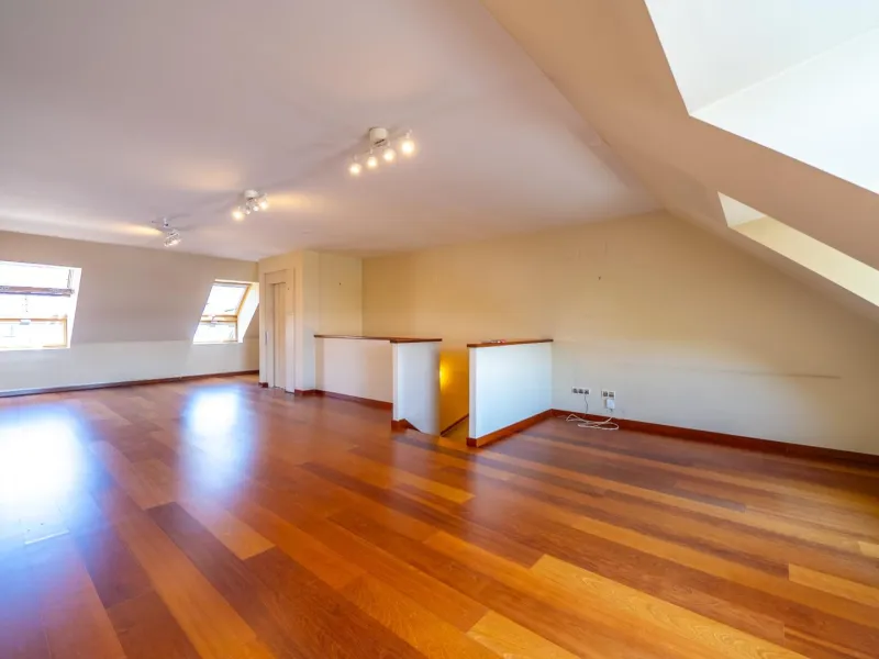 EXCLUSIVE TOWNHOUSE WITH PRIVATE ELEVATOR, GARDEN AND SWIMMING POOL IN POZUELO DE ALARCÓN