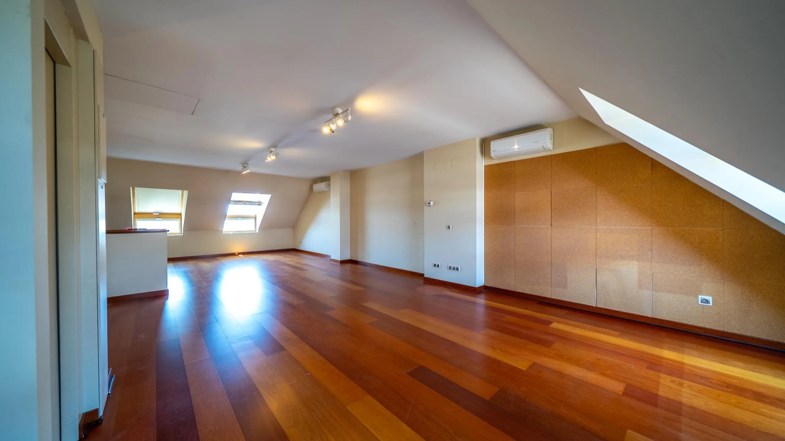 EXCLUSIVE TOWNHOUSE WITH PRIVATE ELEVATOR, GARDEN AND SWIMMING POOL IN POZUELO DE ALARCÓN
