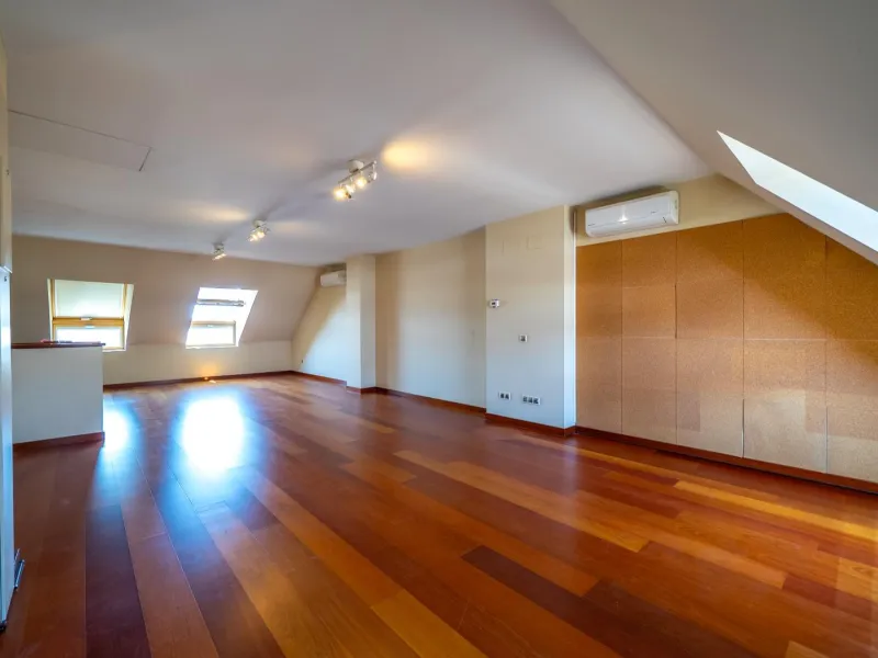 EXCLUSIVE TOWNHOUSE WITH PRIVATE ELEVATOR, GARDEN AND SWIMMING POOL IN POZUELO DE ALARCÓN
