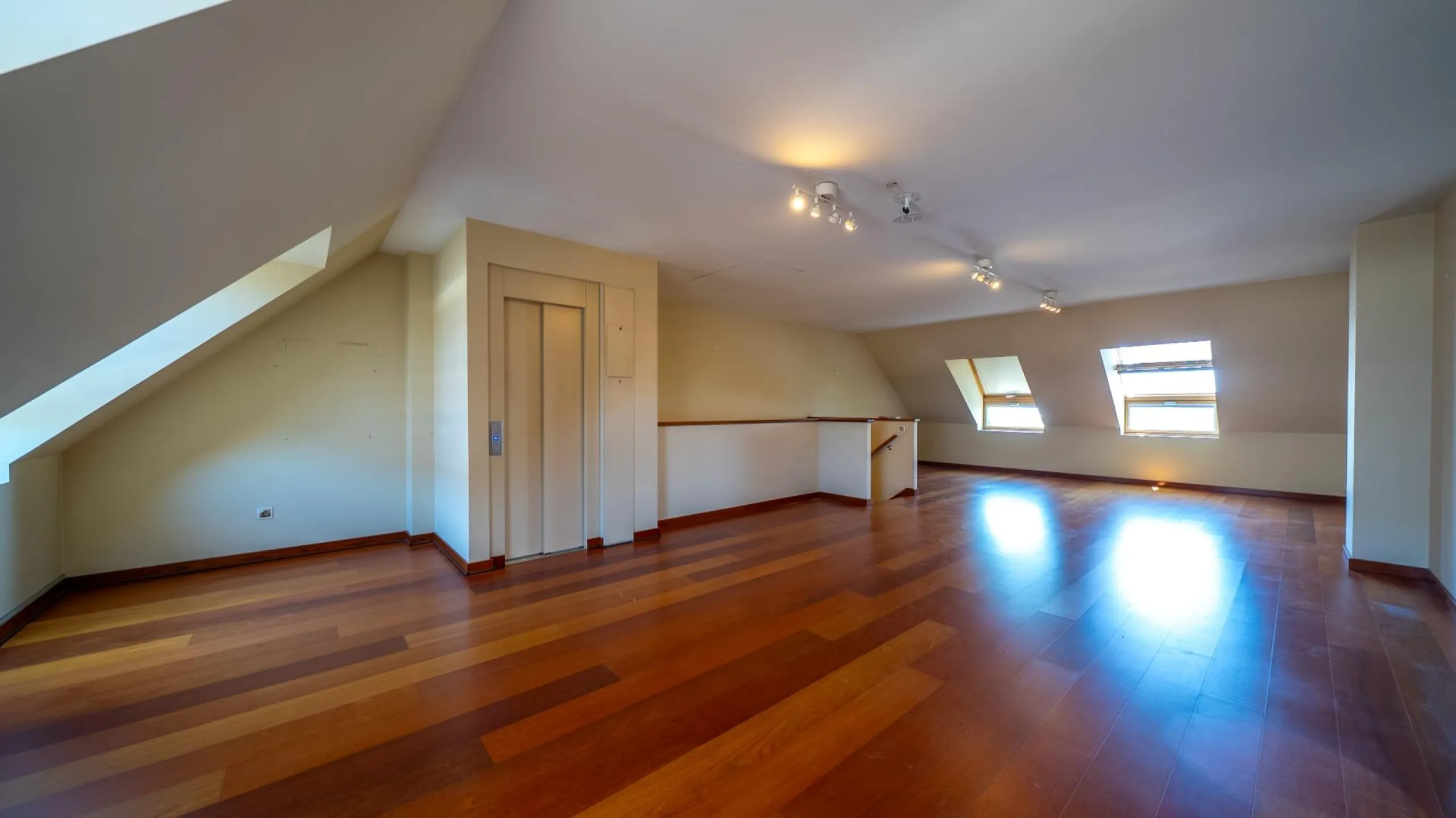 EXCLUSIVE TOWNHOUSE WITH PRIVATE ELEVATOR, GARDEN AND SWIMMING POOL IN POZUELO DE ALARCÓN