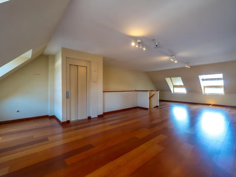 EXCLUSIVE TOWNHOUSE WITH PRIVATE ELEVATOR, GARDEN AND SWIMMING POOL IN POZUELO DE ALARCÓN