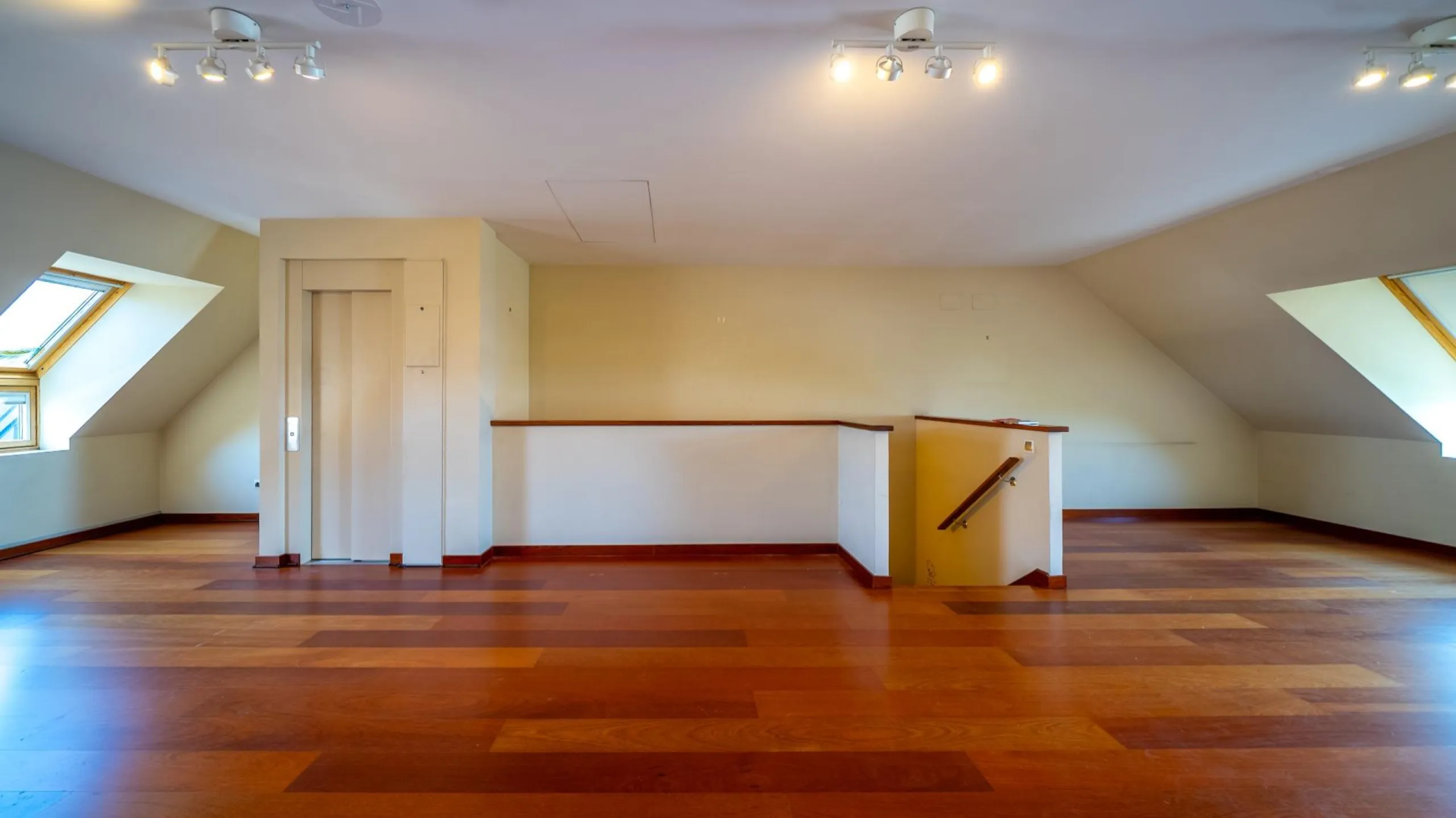 EXCLUSIVE TOWNHOUSE WITH PRIVATE ELEVATOR, GARDEN AND SWIMMING POOL IN POZUELO DE ALARCÓN