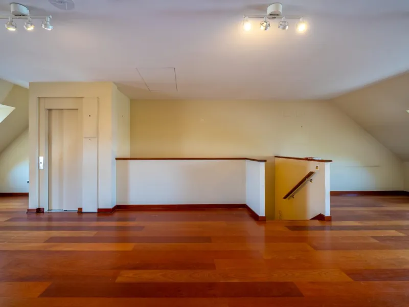 EXCLUSIVE TOWNHOUSE WITH PRIVATE ELEVATOR, GARDEN AND SWIMMING POOL IN POZUELO DE ALARCÓN