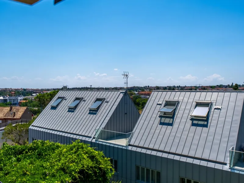 EXCLUSIVE TOWNHOUSE WITH PRIVATE ELEVATOR, GARDEN AND SWIMMING POOL IN POZUELO DE ALARCÓN