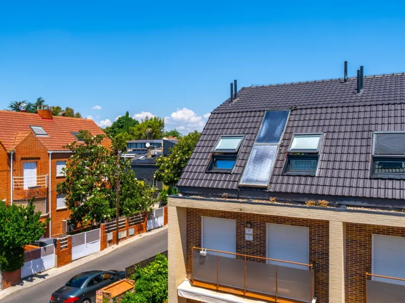 EXCLUSIVE TOWNHOUSE WITH PRIVATE ELEVATOR, GARDEN AND SWIMMING POOL IN POZUELO DE ALARCÓN