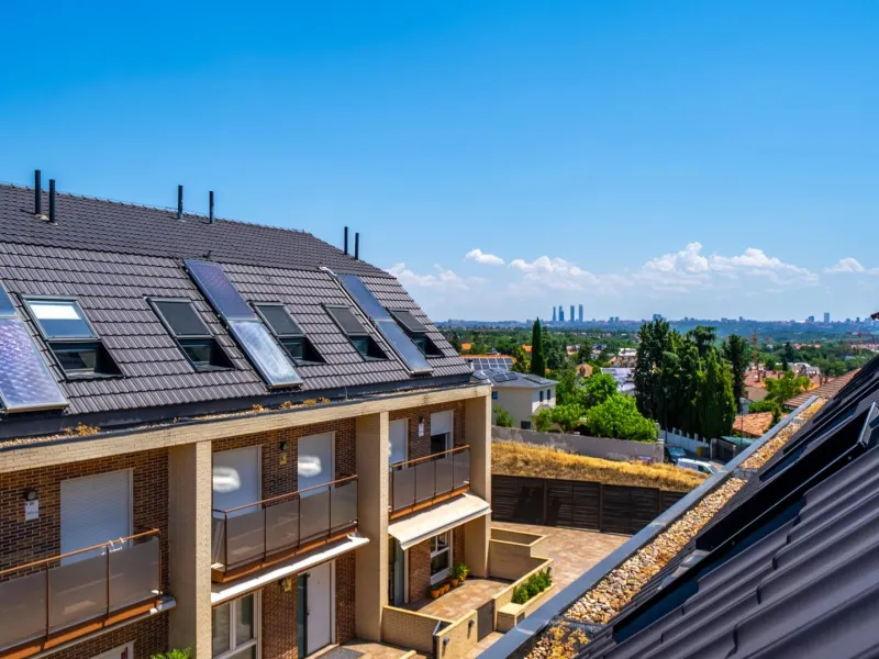 EXCLUSIVE TOWNHOUSE WITH PRIVATE ELEVATOR, GARDEN AND SWIMMING POOL IN POZUELO DE ALARCÓN