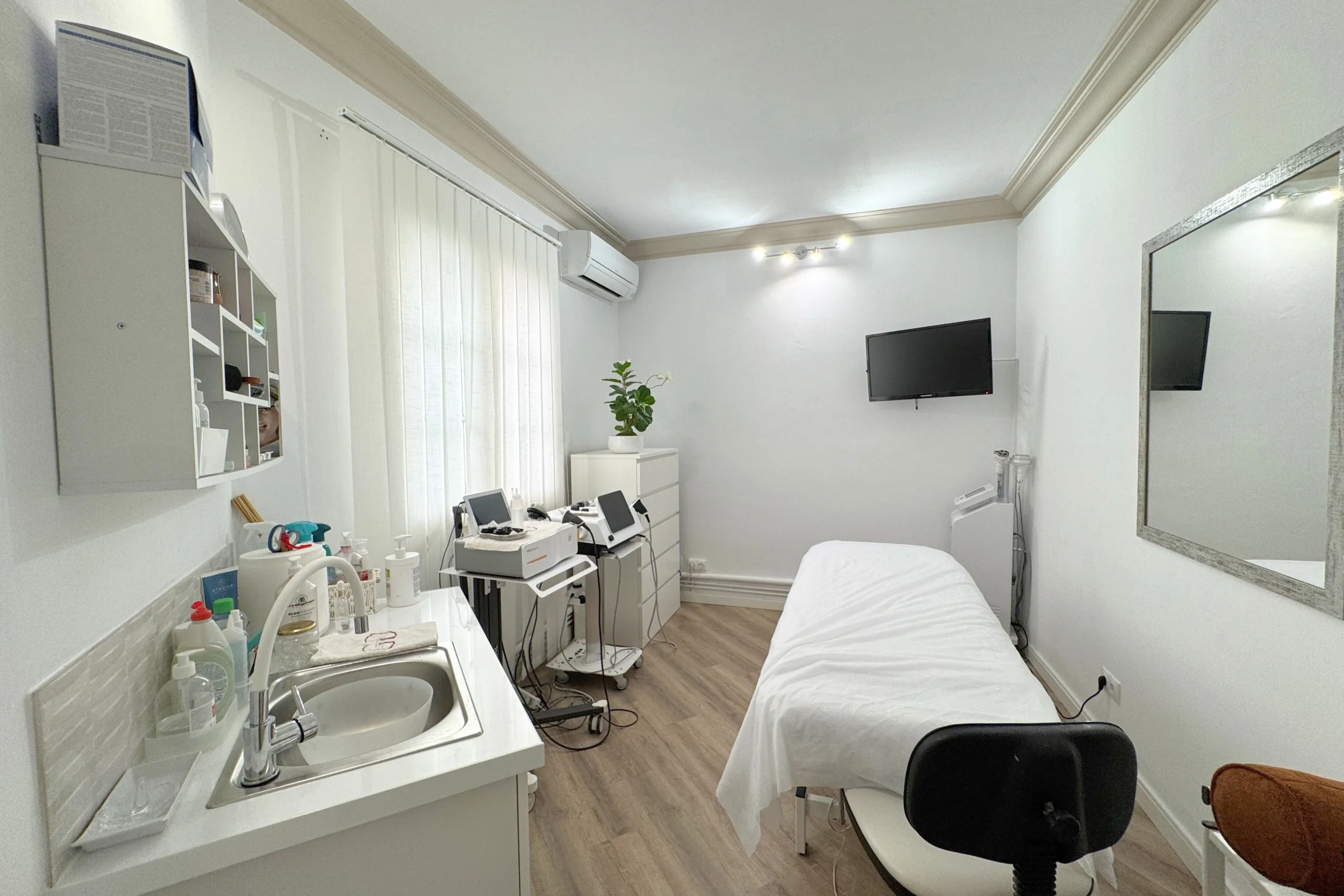 Aesthetics Center and Physiotherapy Clinic in L'Antiga Esquerra de l'Eixample, Barcelona