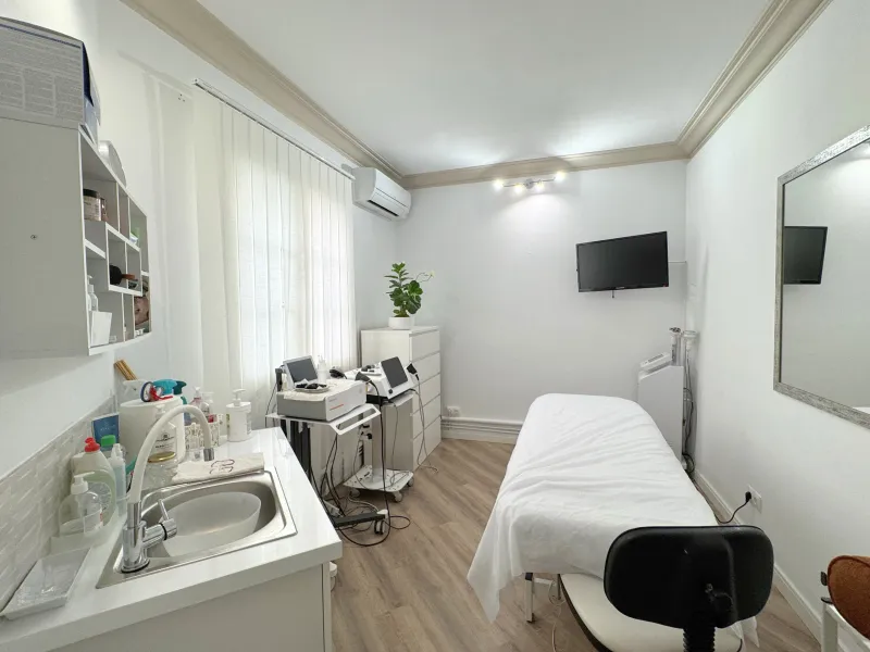 Aesthetics Center and Physiotherapy Clinic in L'Antiga Esquerra de l'Eixample, Barcelona