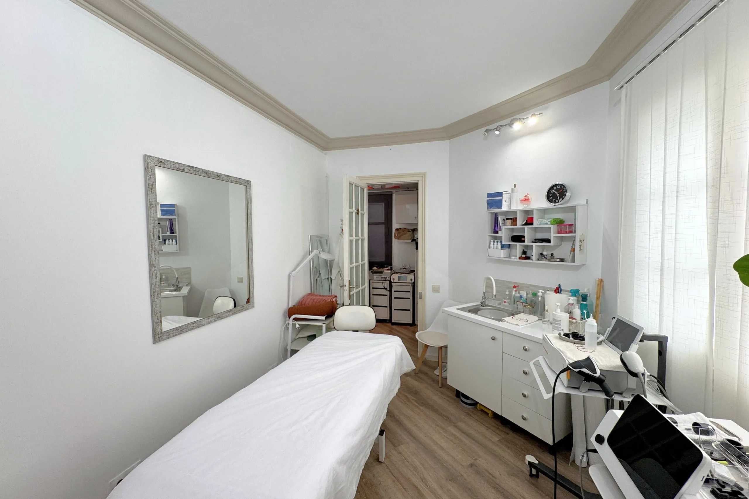 Aesthetics Center and Physiotherapy Clinic in L'Antiga Esquerra de l'Eixample, Barcelona