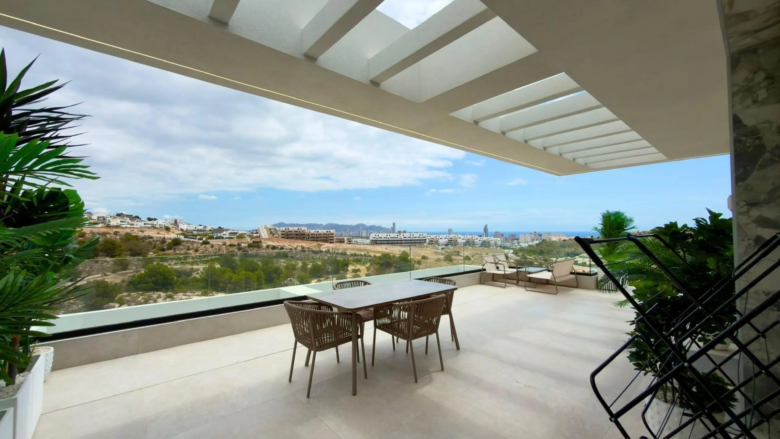 ÁTICO DÚPLEX EXCLUSIVO CON VISTAS PANORÁMICAS AL MAR EN BALCÓN DE FINESTRAT