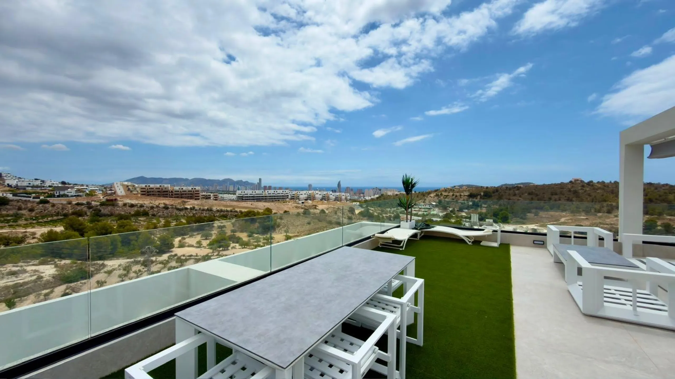 ÁTICO DÚPLEX EXCLUSIVO CON VISTAS PANORÁMICAS AL MAR EN BALCÓN DE FINESTRAT