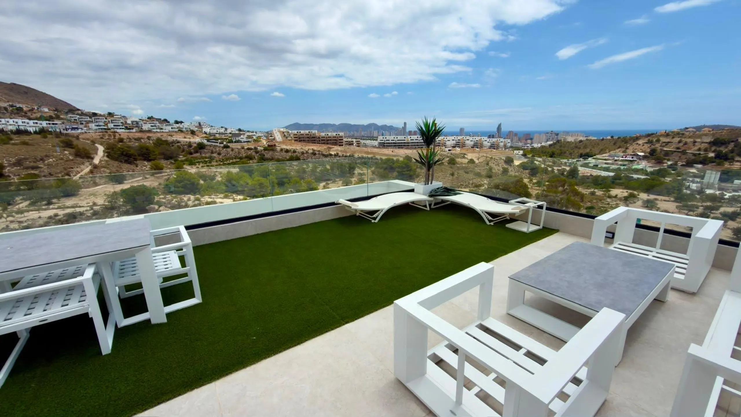 ÁTICO DÚPLEX EXCLUSIVO CON VISTAS PANORÁMICAS AL MAR EN BALCÓN DE FINESTRAT