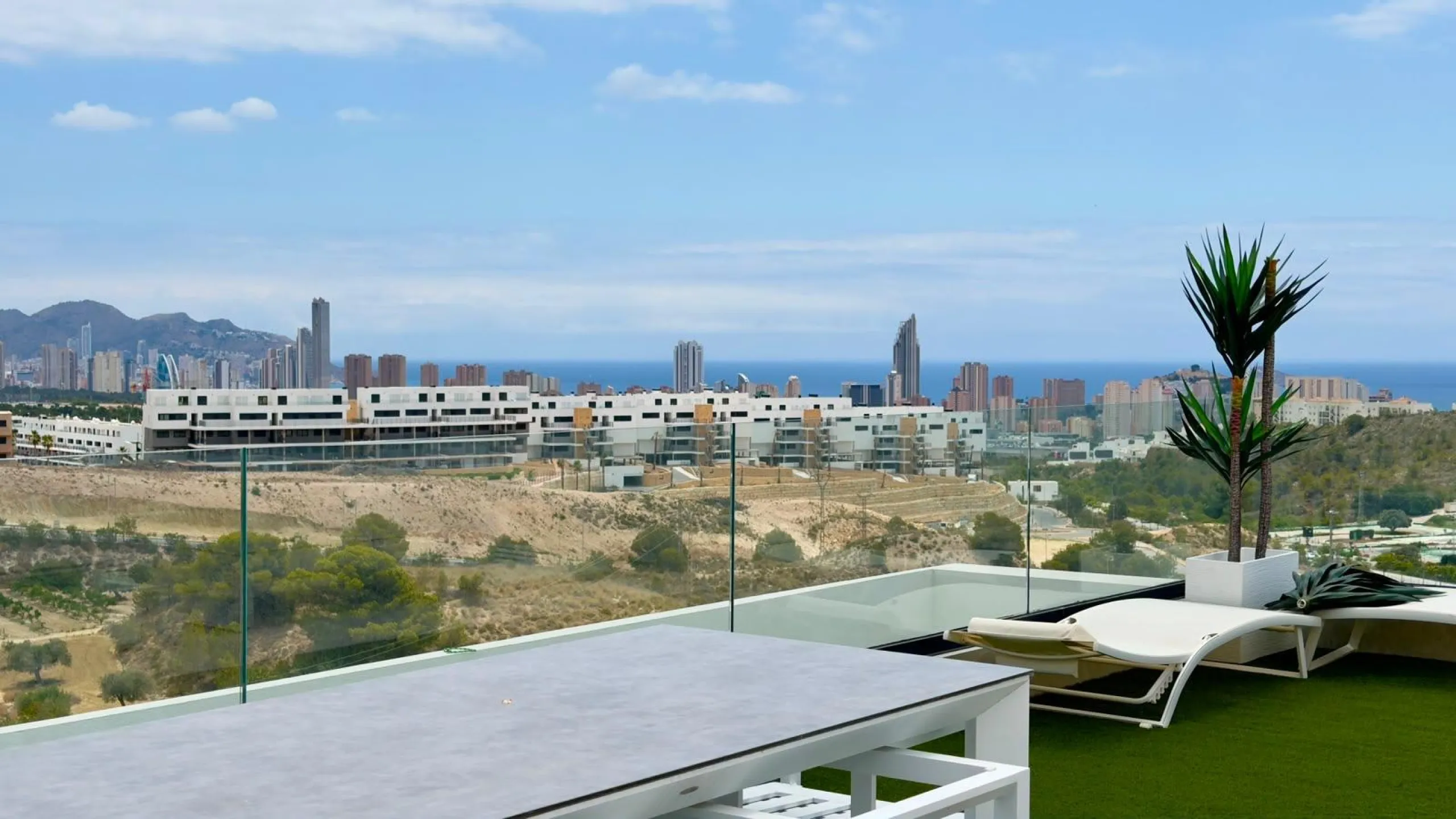 ÁTICO DÚPLEX EXCLUSIVO CON VISTAS PANORÁMICAS AL MAR EN BALCÓN DE FINESTRAT