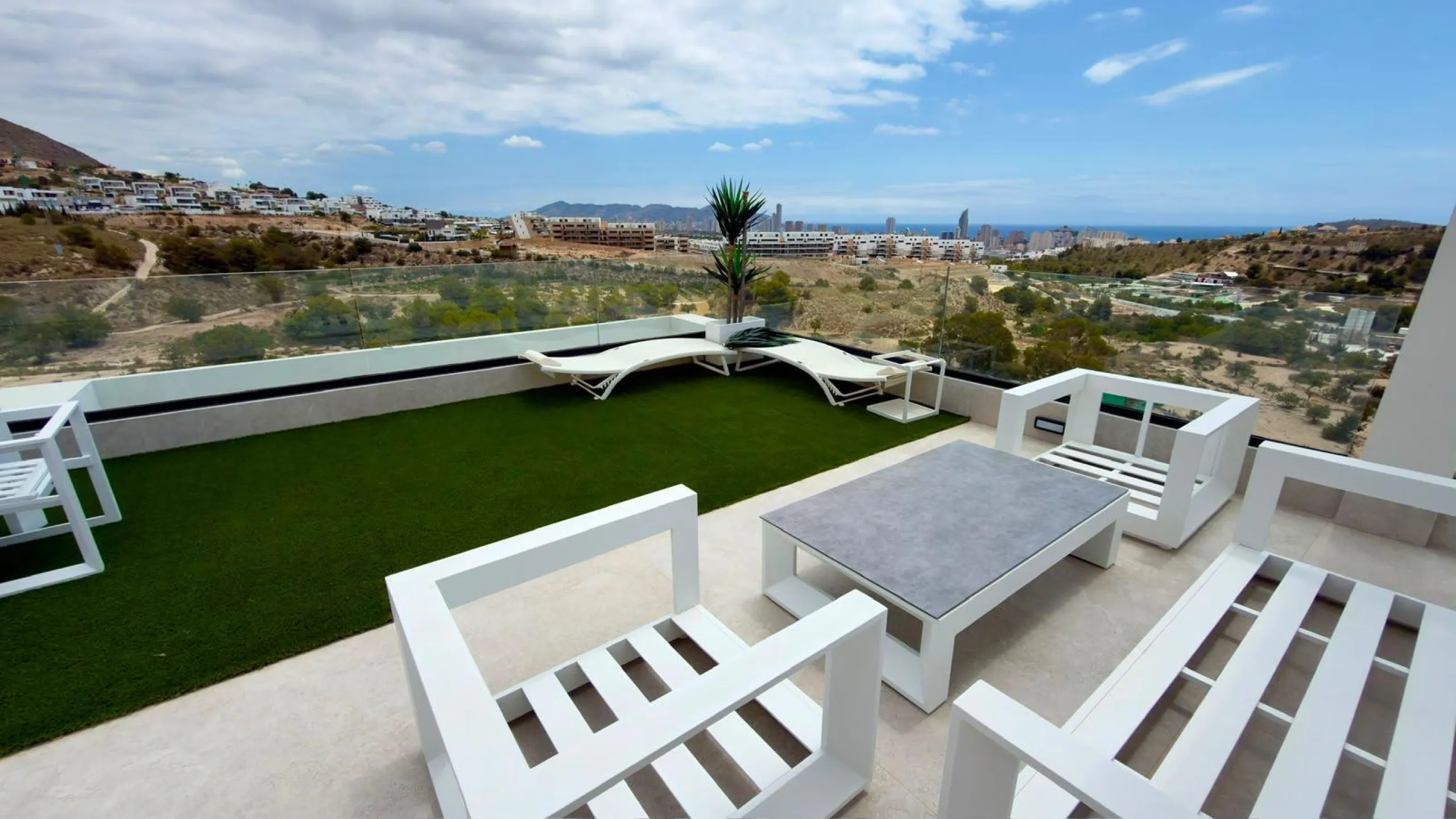 ÁTICO DÚPLEX EXCLUSIVO CON VISTAS PANORÁMICAS AL MAR EN BALCÓN DE FINESTRAT