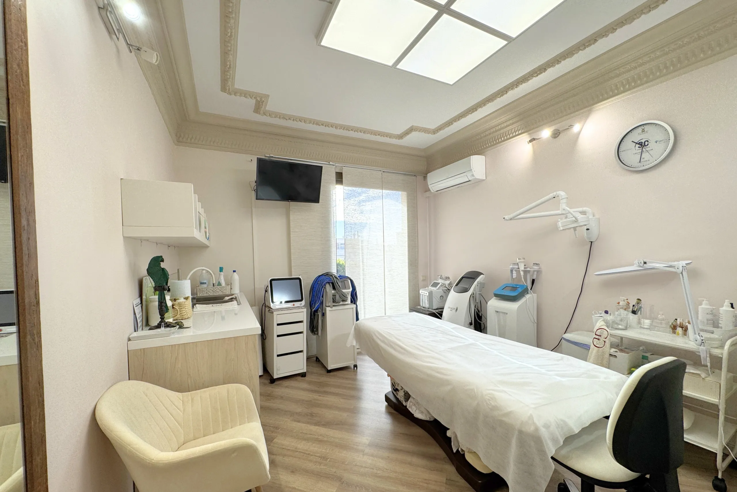 Aesthetics Center and Physiotherapy Clinic in L'Antiga Esquerra de l'Eixample, Barcelona