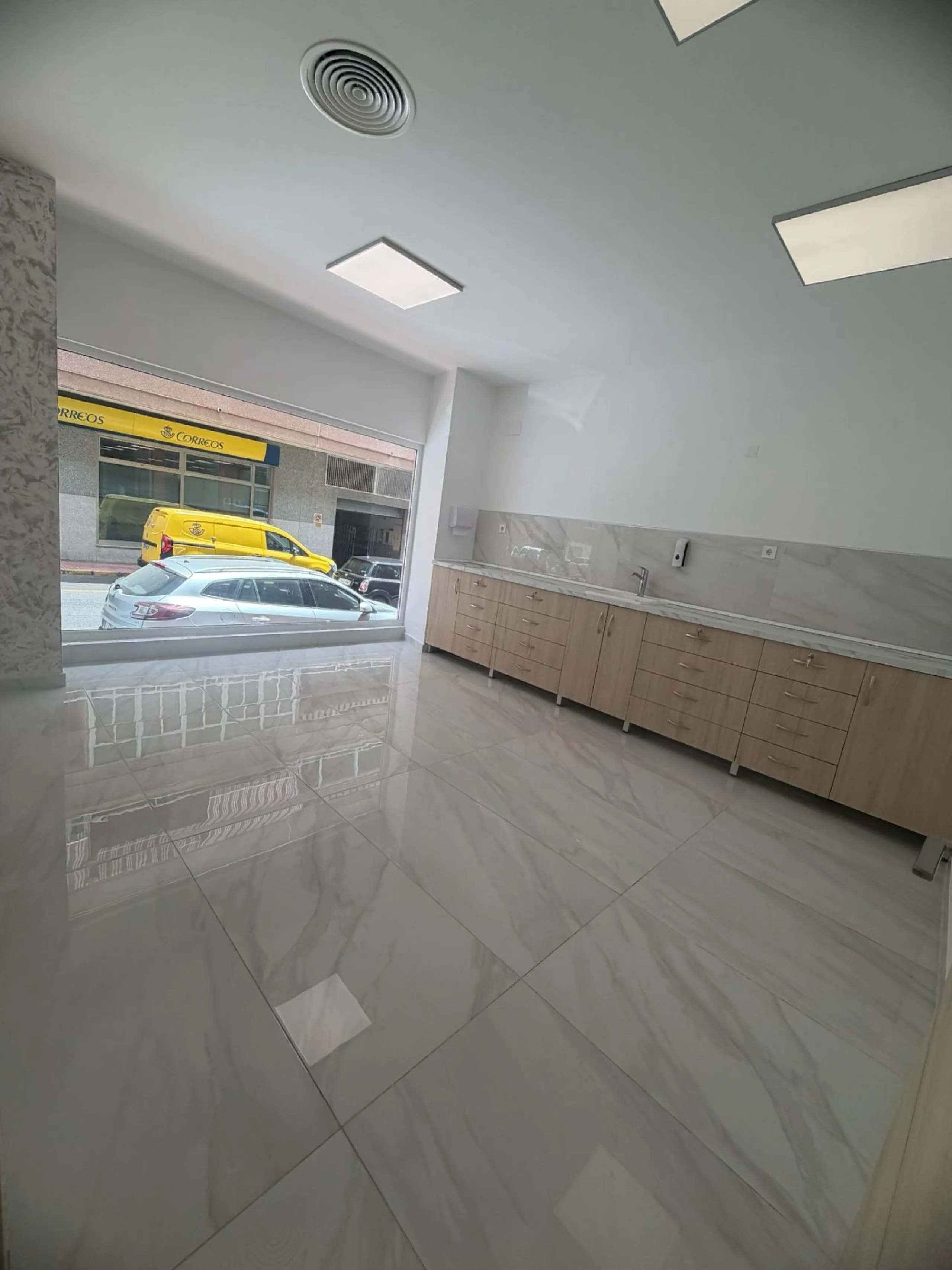 Local Comercial reformado de 88 m2 en Torrevieja