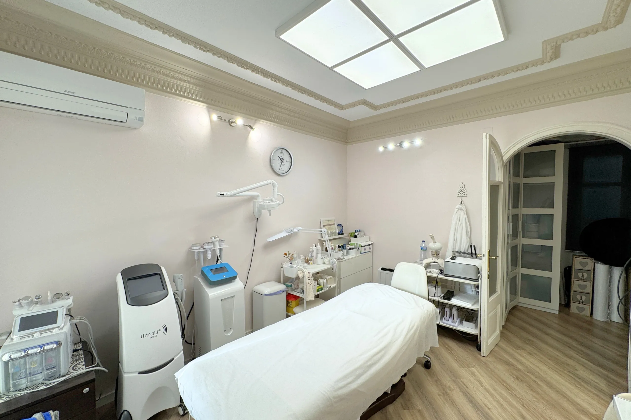 Aesthetics Center and Physiotherapy Clinic in L'Antiga Esquerra de l'Eixample, Barcelona
