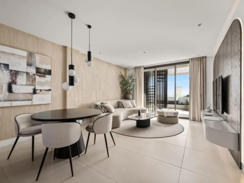 Höchster Wohnkomfort an der Küste: Dieses außergewöhnliche Penthouse in Reserva del Higuerón liegt nur 400 Meter von den goldenen Stränden Fuengirolas entfernt