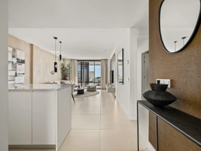 Höchster Wohnkomfort an der Küste: Dieses außergewöhnliche Penthouse in Reserva del Higuerón liegt nur 400 Meter von den goldenen Stränden Fuengirolas entfernt
