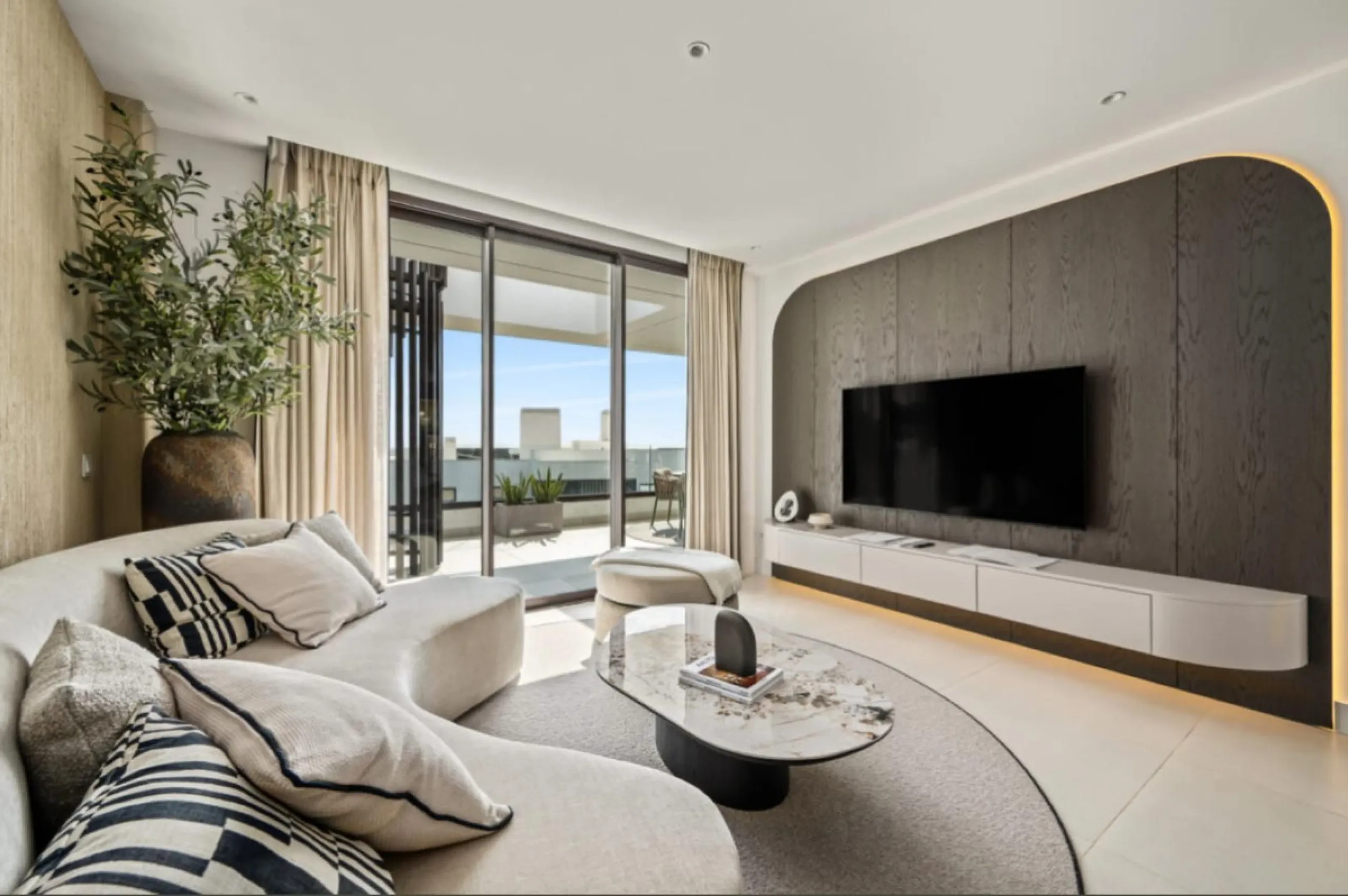 Höchster Wohnkomfort an der Küste: Dieses außergewöhnliche Penthouse in Reserva del Higuerón liegt nur 400 Meter von den goldenen Stränden Fuengirolas entfernt