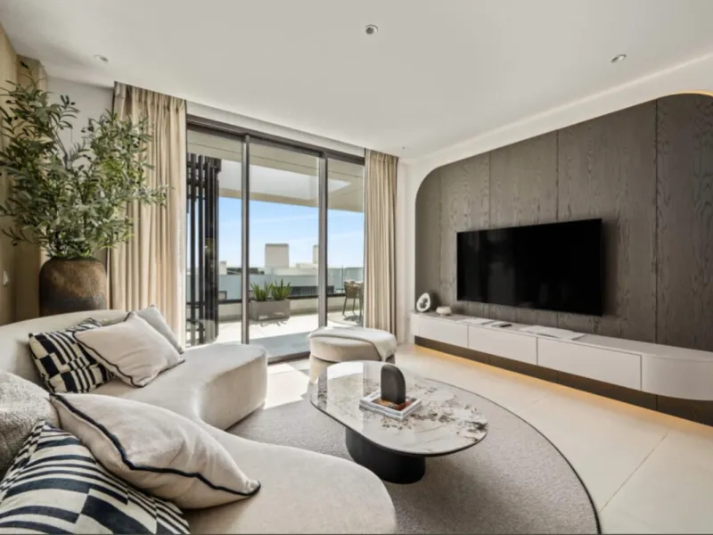 Höchster Wohnkomfort an der Küste: Dieses außergewöhnliche Penthouse in Reserva del Higuerón liegt nur 400 Meter von den goldenen Stränden Fuengirolas entfernt