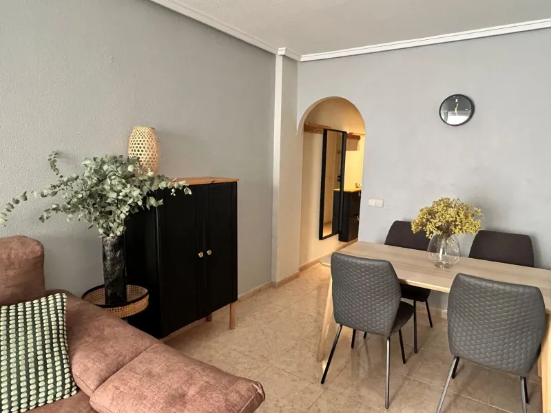 APARTMENT IN TORREVIEJA CENTER: 2 BEDROOMS, 1 BATHROOM, POOL