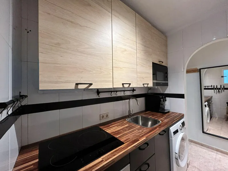 APARTMENT IN TORREVIEJA CENTER: 2 BEDROOMS, 1 BATHROOM, POOL