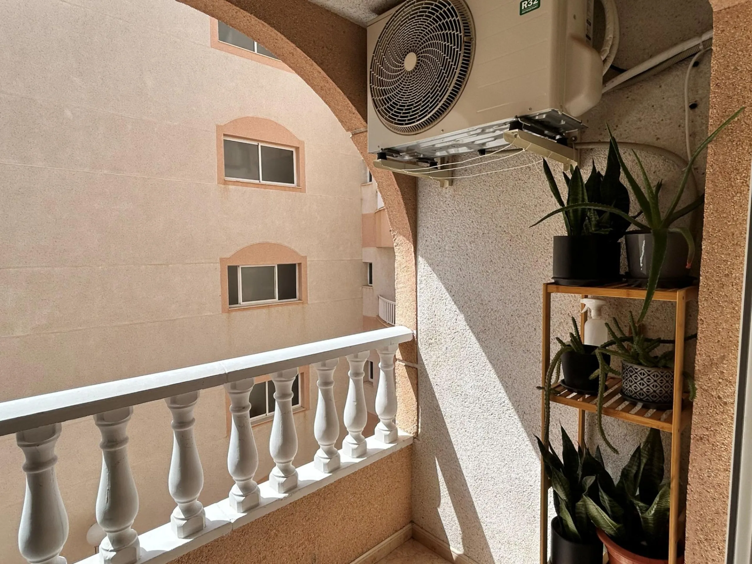 APARTMENT IN TORREVIEJA CENTER: 2 BEDROOMS, 1 BATHROOM, POOL