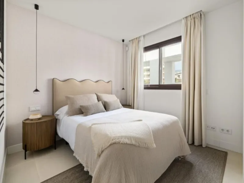 Höchster Wohnkomfort an der Küste: Dieses außergewöhnliche Penthouse in Reserva del Higuerón liegt nur 400 Meter von den goldenen Stränden Fuengirolas entfernt