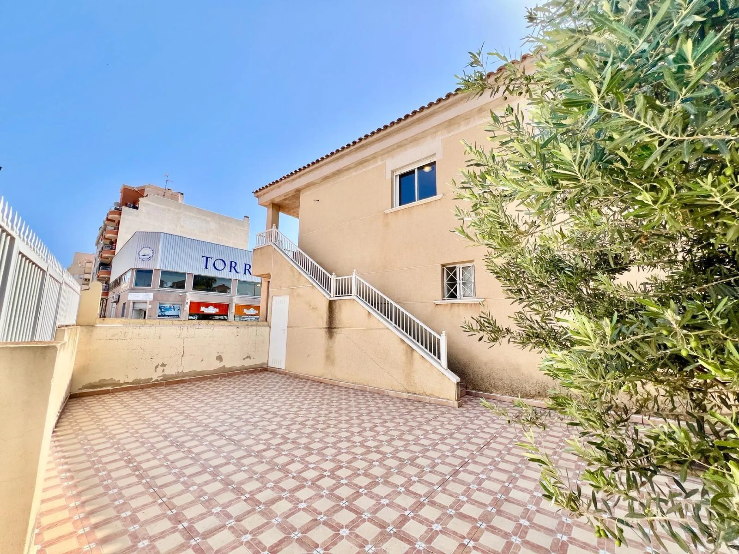 SUN ALL YEAR ROUND! UPPER FLOOR BUNGALOW WITH PRIVATE SOLARIUM OF 20m2 + GARDEN OF 50m2 + POOL