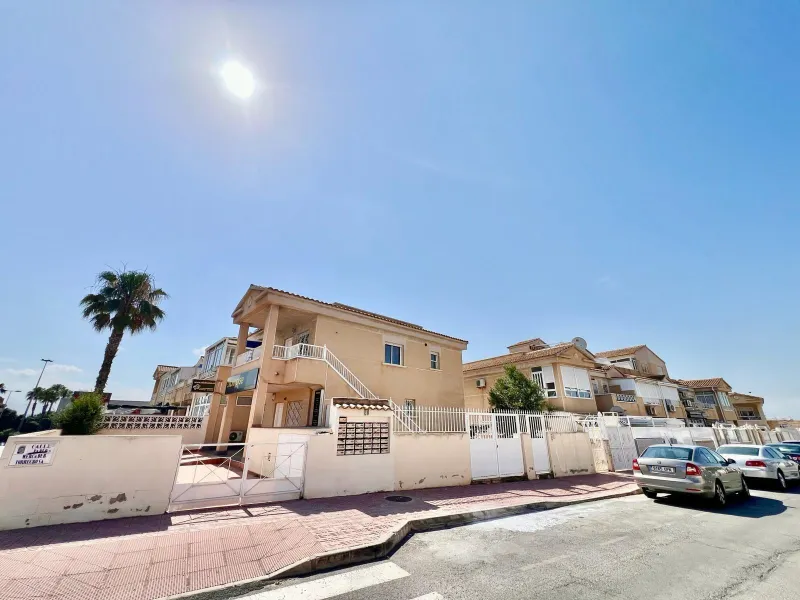 SUN ALL YEAR ROUND! UPPER FLOOR BUNGALOW WITH PRIVATE SOLARIUM OF 20m2 + GARDEN OF 50m2 + POOL