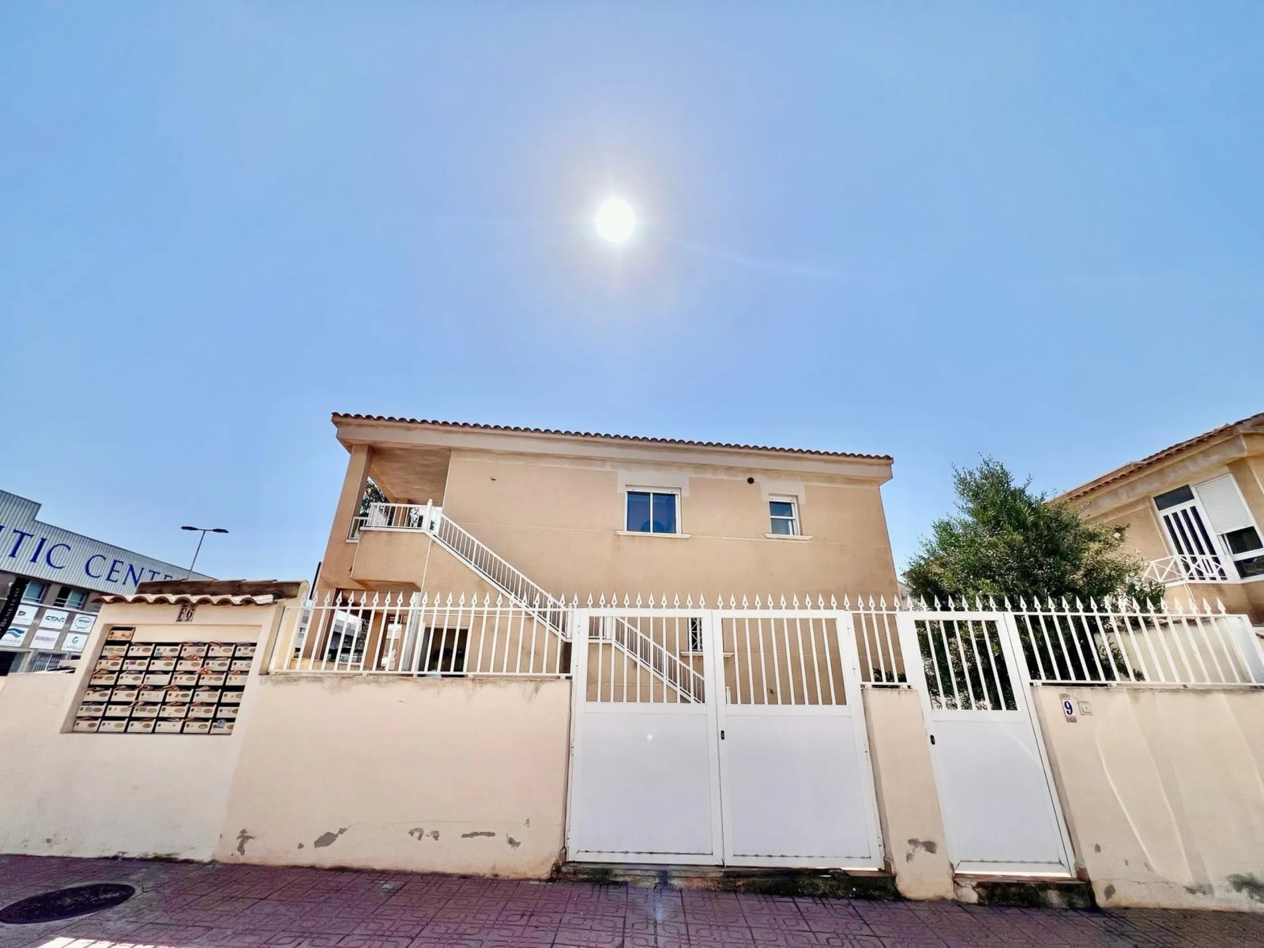 SUN ALL YEAR ROUND! UPPER FLOOR BUNGALOW WITH PRIVATE SOLARIUM OF 20m2 + GARDEN OF 50m2 + POOL