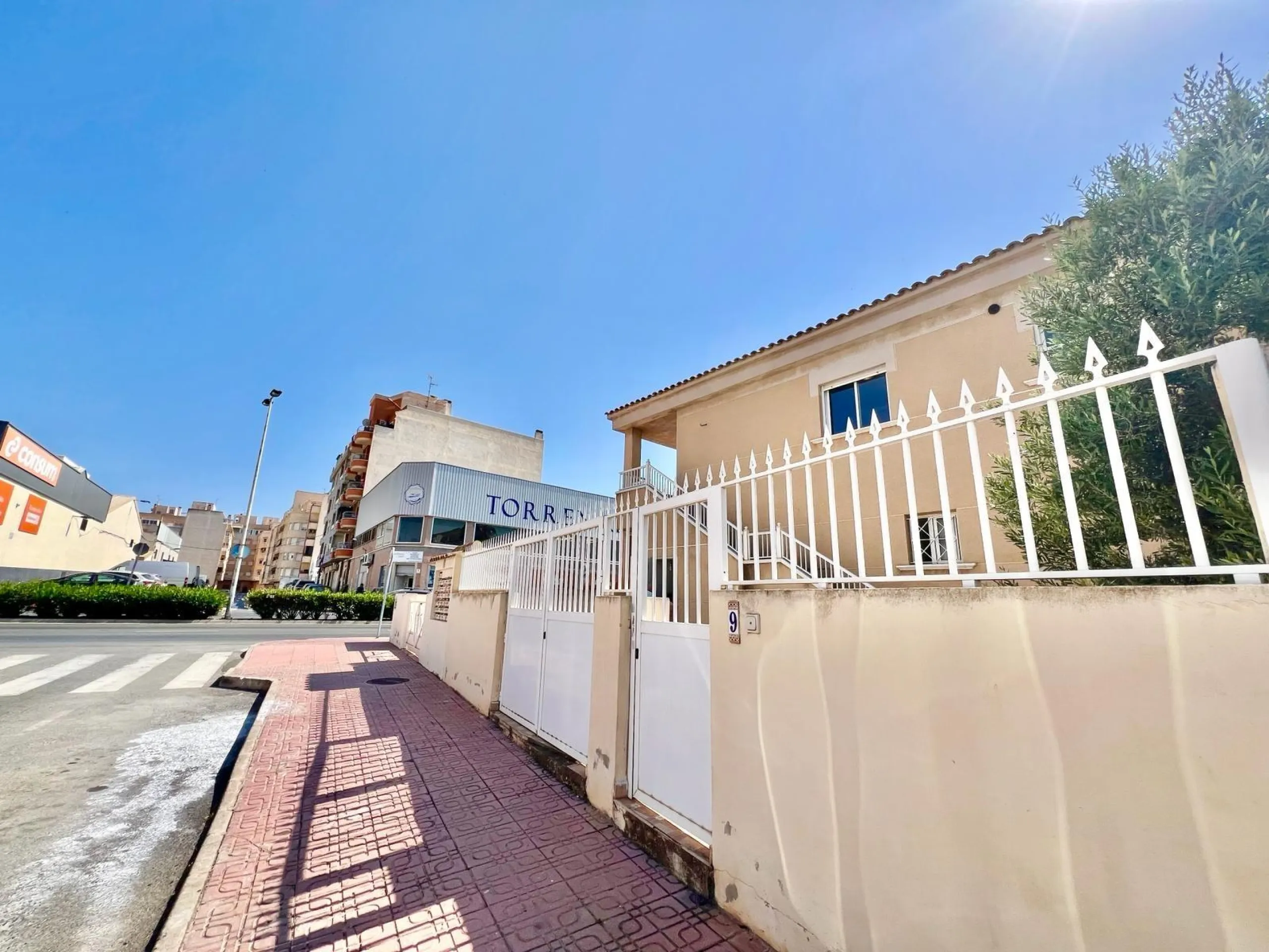 SUN ALL YEAR ROUND! UPPER FLOOR BUNGALOW WITH PRIVATE SOLARIUM OF 20m2 + GARDEN OF 50m2 + POOL