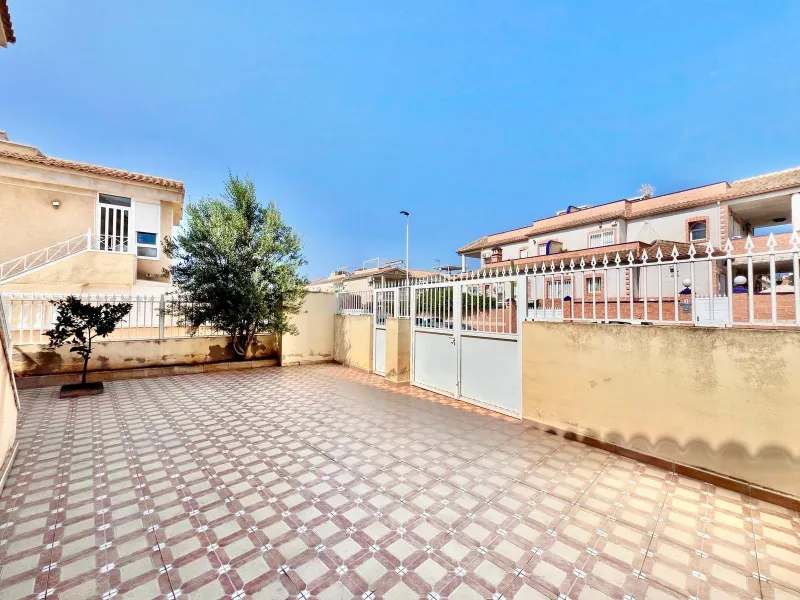 SUN ALL YEAR ROUND! UPPER FLOOR BUNGALOW WITH PRIVATE SOLARIUM OF 20m2 + GARDEN OF 50m2 + POOL