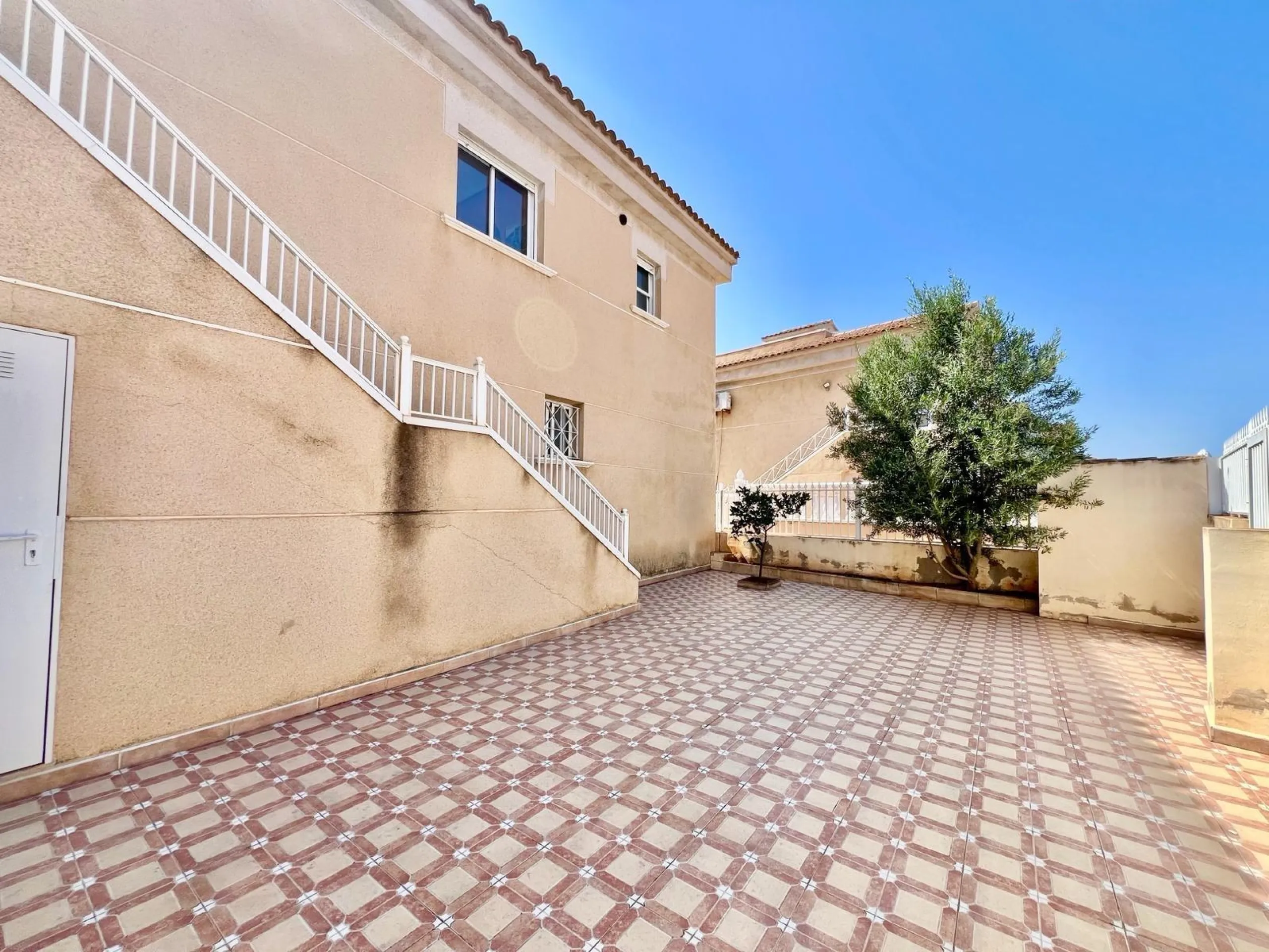 SUN ALL YEAR ROUND! UPPER FLOOR BUNGALOW WITH PRIVATE SOLARIUM OF 20m2 + GARDEN OF 50m2 + POOL