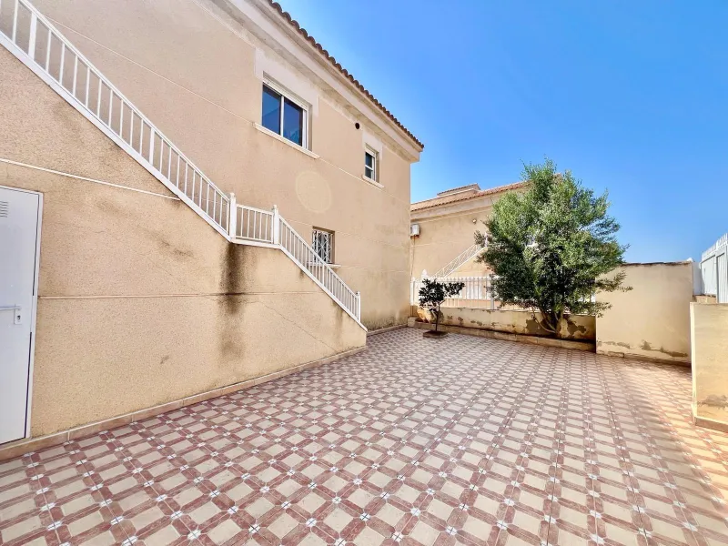SUN ALL YEAR ROUND! UPPER FLOOR BUNGALOW WITH PRIVATE SOLARIUM OF 20m2 + GARDEN OF 50m2 + POOL