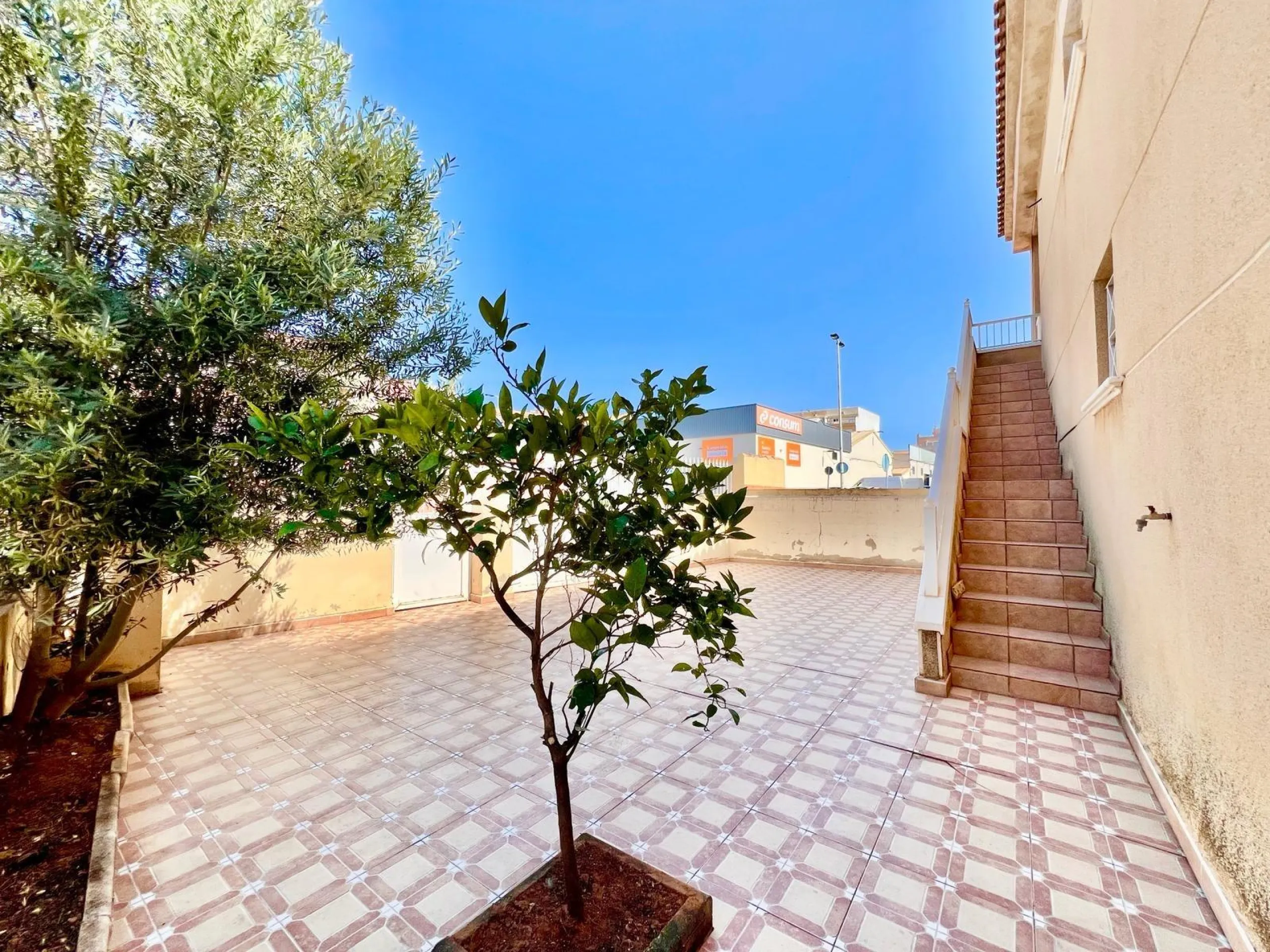 SUN ALL YEAR ROUND! UPPER FLOOR BUNGALOW WITH PRIVATE SOLARIUM OF 20m2 + GARDEN OF 50m2 + POOL